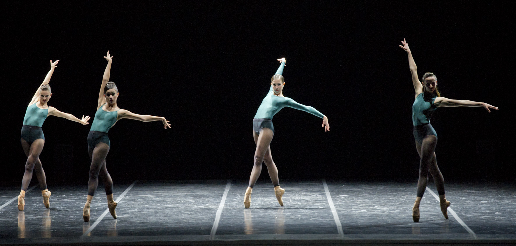 "In the Middle Somewhat Elevated", de Kylian, por el Ballet del SODRE en el Teatro Colón. Foto: Máximo Parpagnoli | Prensa Teatro Colón.