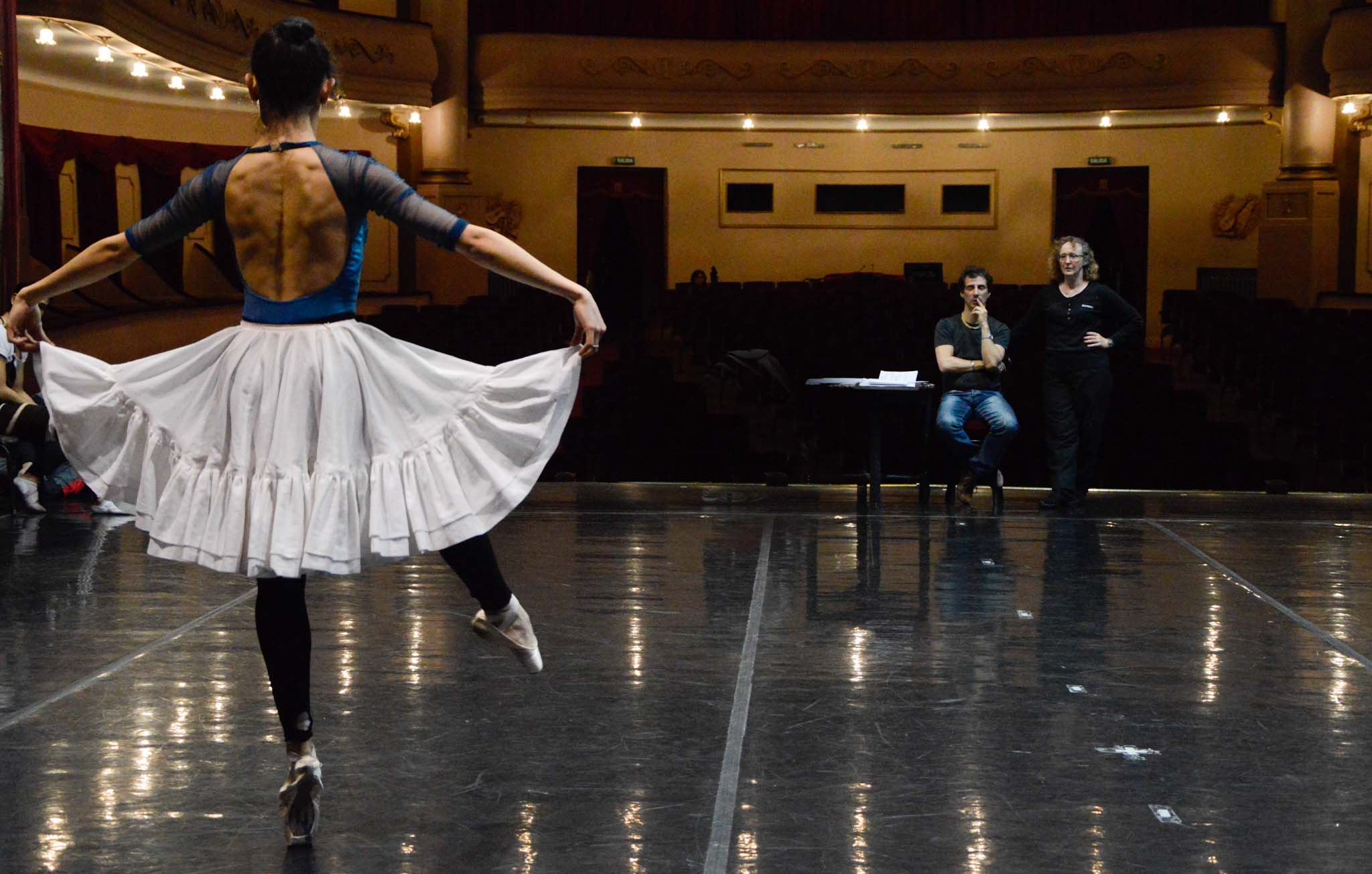Ensayos en el Teatro Municipal. Supervisan detrás Sabrina Streiff y Ricardo Alfonso. Foto: Gentileza Ballet del Sur.