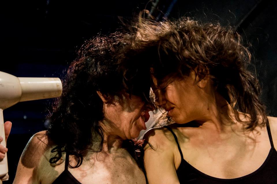Quio Binetti y Vanina Goldstein, en una relación con devenires de Butoh. Foto: Gabriela Sternberg.