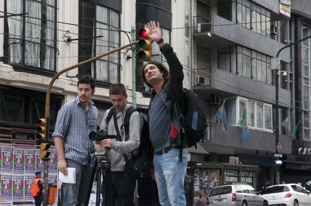 Iván Gergolet trabaja en el film en Buenos Aires, en el barrio de Congreso. Foto: Gentileza.